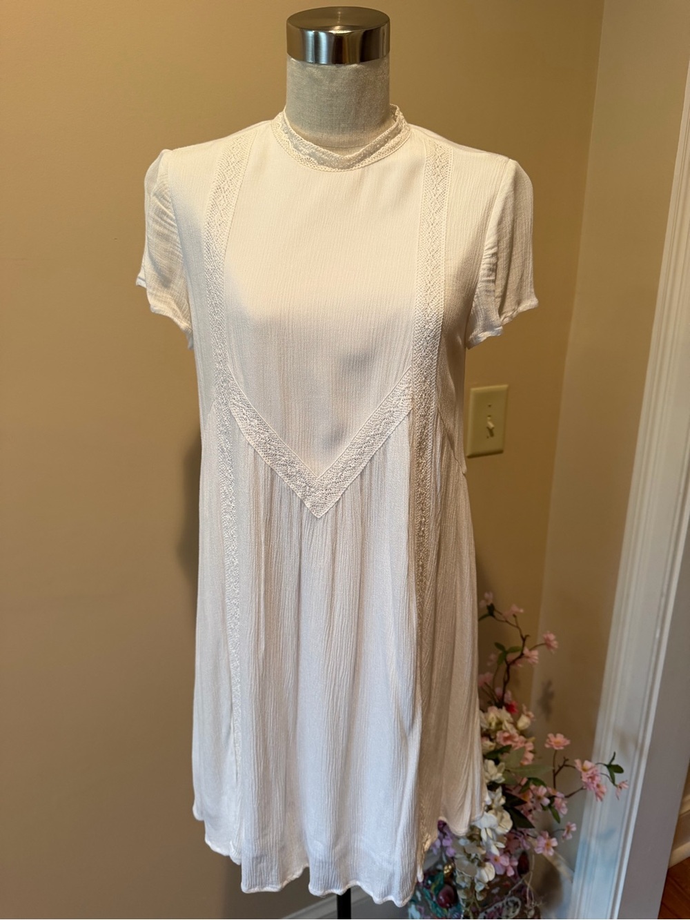 Francesca's Collections Ivory Short Sleeve Lace-Trim Mini Dress